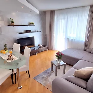 Leona Apartment Split