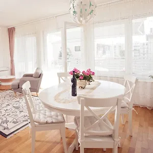 Leon Apartment Split