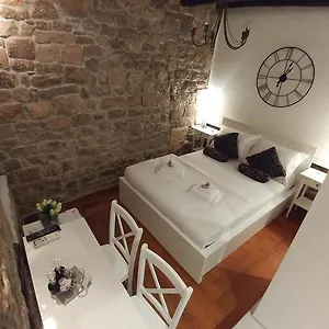 Center Of Apartment Split